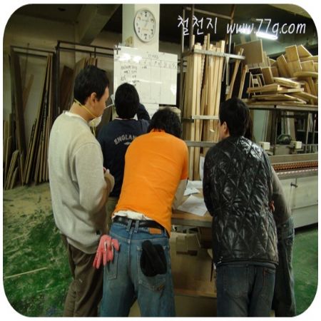 오늘 미닫이문 수납장을 제품을 만들어 봤습니다. 창문에 사용하던 걸 조금 응용하면