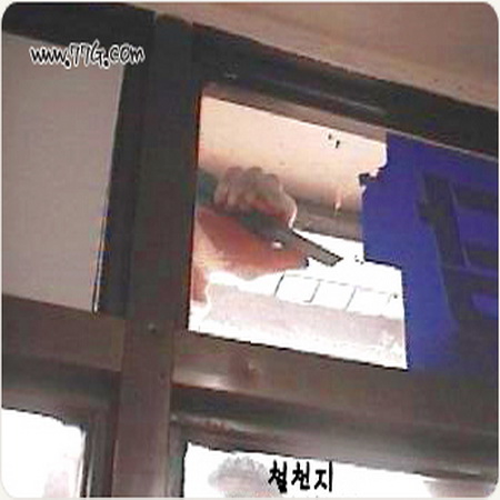 유리에 환풍기 설치(II) 유리를 깨고 환풍기를 설치하자!