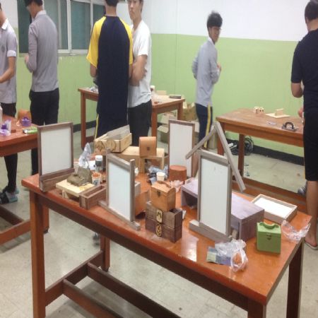 철천지는 세상을 살아가는 방법을 가구를 만들면서 알려 줍니다.