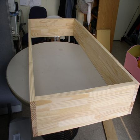 집성목으로 만든 어린이 침대