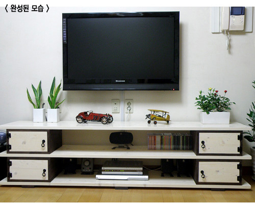 거실에 TV장을 만들었어요