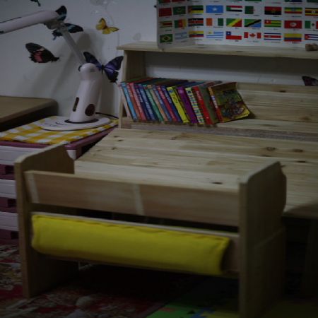 얇은 삼나무와 집성목으로 만든 책상