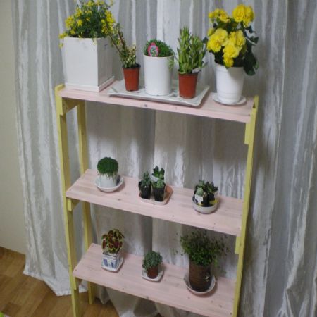 삼나무 집성목으로 만든 화분대 입니다.