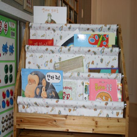 유아용 책꽂이와 이동형책상및책꽂이입니다.