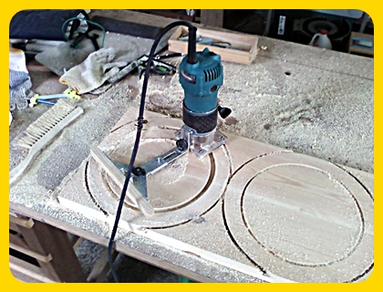 소나무를 구워 만든 벽시계