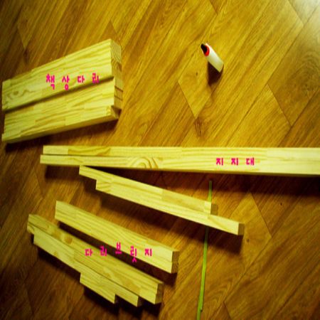 집성목으로 만든 책상