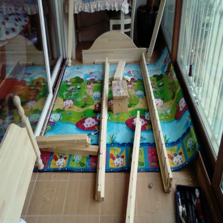 반조립된 소나무 집성목 싱글 침대입니다.