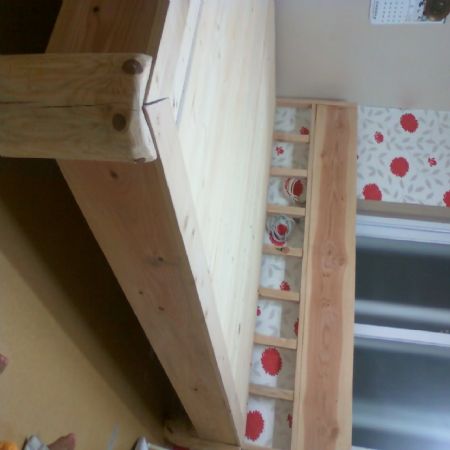 삼나무로 만든 침대