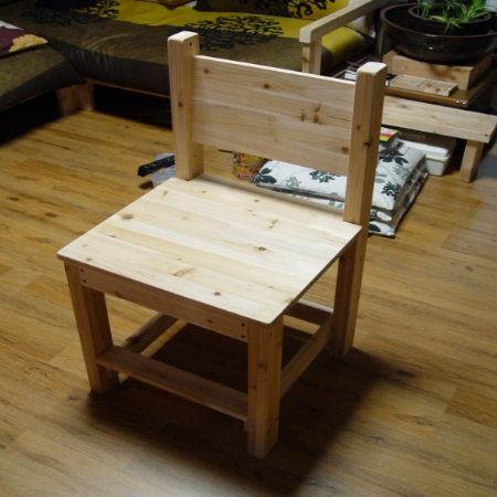 삼나무로 만든 학생의자