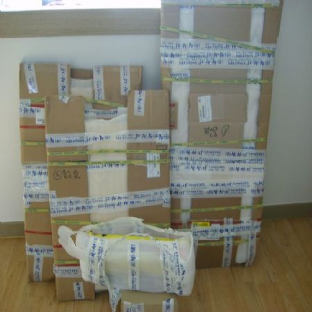 집성목으로 반든 수납장과 벽걸이형 선반