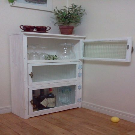 집성목으로 만든 거실 수납장