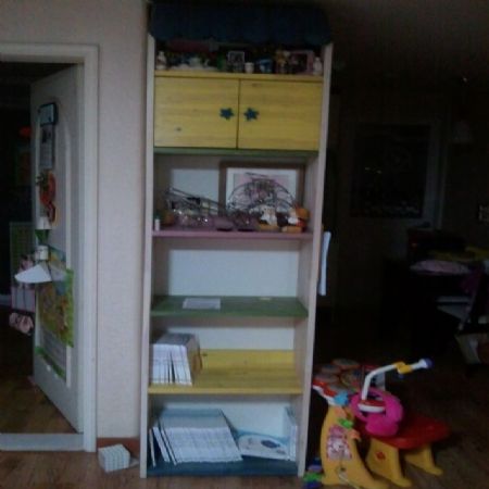 원목 서랍장과 어닝 책장입니다