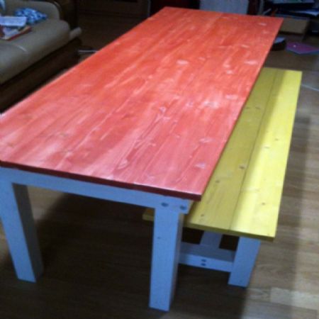 거실의 튼튼하고 긴 테이블, 튼튼하고 긴 의자