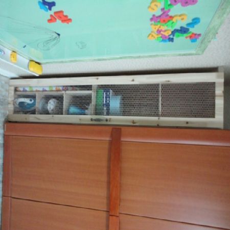 삼나무로 만든 틈새 수납장