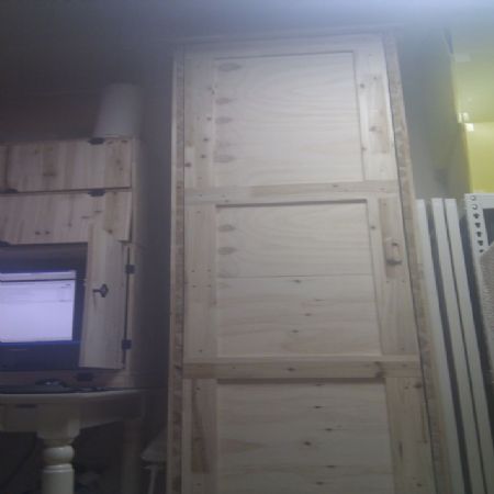 삼나무 집성목으로 만든 긴 옷장