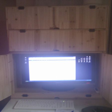 삼나무 집성목으로 만든 컴퓨터 장과 서랍장