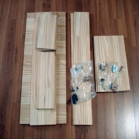 집성목으로 만든 벽걸이 수납장