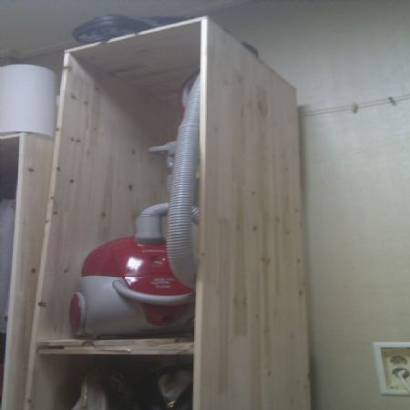 삼나무 집성목으로 만든 수납장