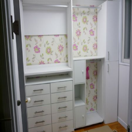 기존 가구를 이용한 개방형 옷장과 수납장