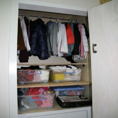 집성목으로 만든 붙박이장 문