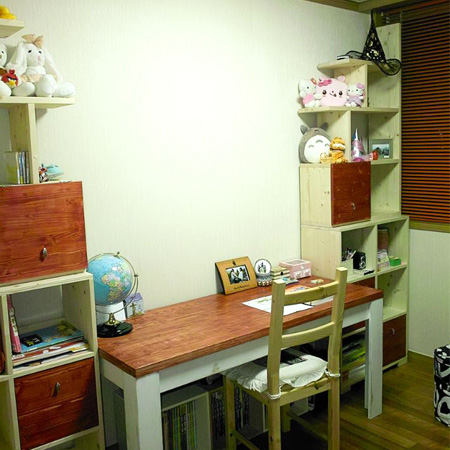 집성목으로 만든 책상, 책장.