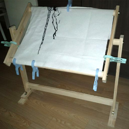 집성목 각재와 목봉으로 만든 십자수틀