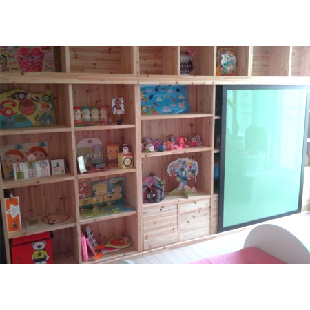 삼나무로 만든 붙박이 책장.