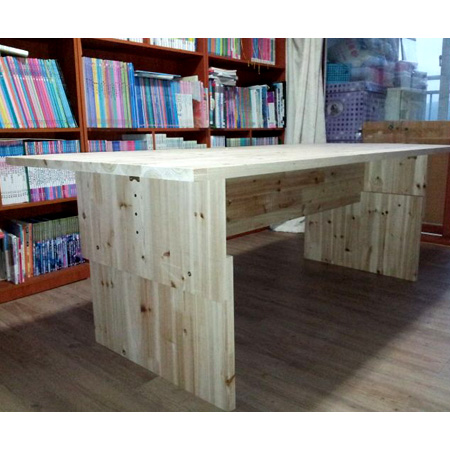 삼나무 집성목으로 만든 탁자(밥상(식탁아님)으로 사용)와 책장