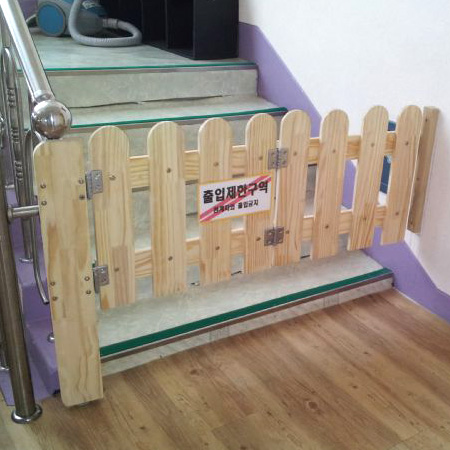 집성목으로 만든 어린이집 계단  비상문