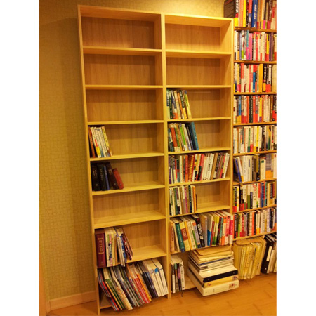집성목으로 만든 책장