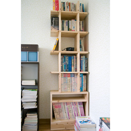 삼나무 집성목으로 만든 책장