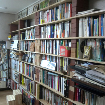 물푸레(에쉬) 목재로만든 벽돌 책장 입니다.