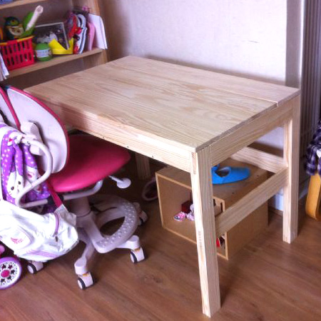 집성목으로 만든 책장