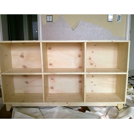 집성목으로 만든 책꽂이