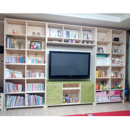 집성목으로 만든 책장