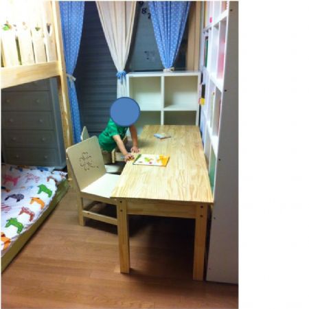 형과 동생이 함께 쓰는 책상