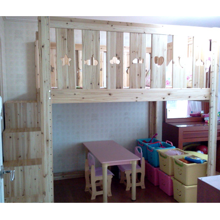 삼나무로 만든 벙커침대