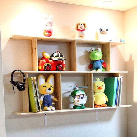 삼나무 집성목으로 만든 3단 선반