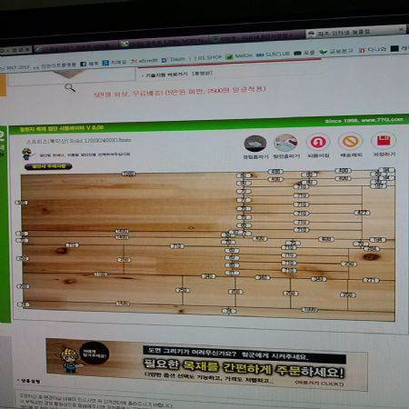 스프러스집성목으로 만든 책상과 수납장