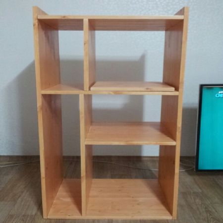 집성목으로 만든 책장과 렌지대