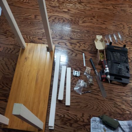 집성목으로 만든 책상..