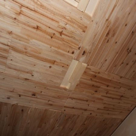 삼나무 판재로 꾸민 천정 일부