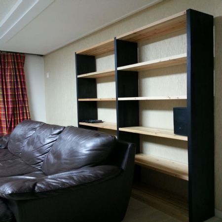 집성목으로 만든 책장