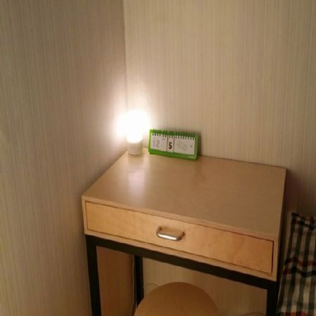 자작합판으로 만든 심플책상