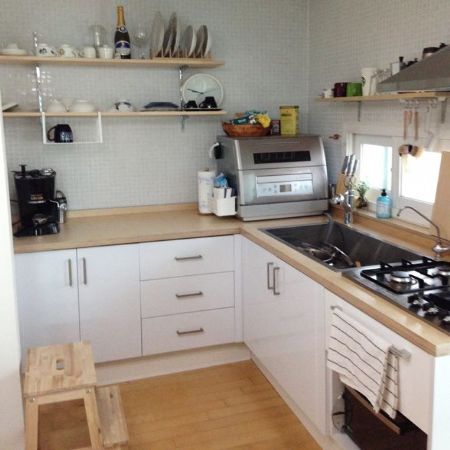 싱크대 상판이랑 선반 달았습니다