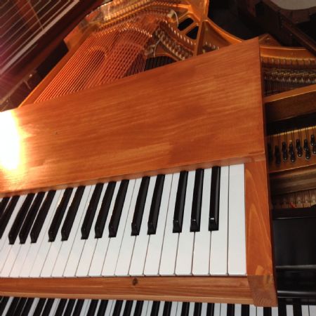 집성목으로 만든 건반 우드 케이싱