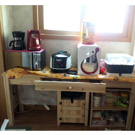 책상 및 주방 선반 
