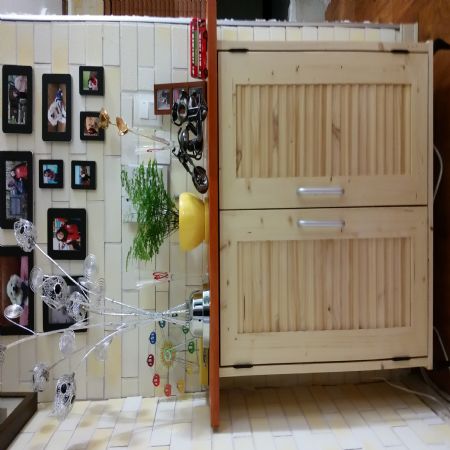 집성목으로 만든 작은 선반장