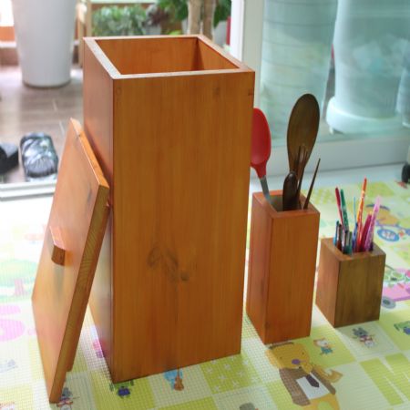 집성목으로 만든 쌀통과 수저통