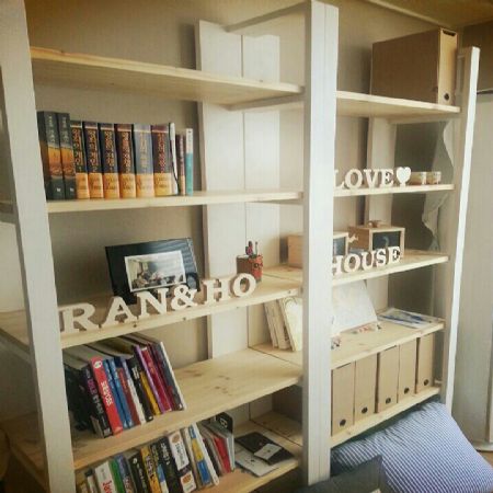 집성목으로 만든 책장